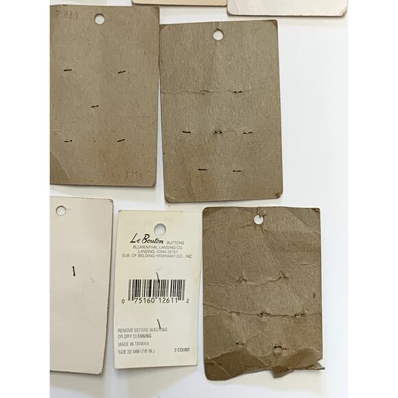 Buttons Vintage Lot 10 La Mode le chic Landsing Exquisit Le Button on Cards - Picture 11 of 16